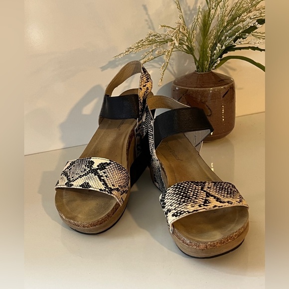 🛍️PIERRE DUMAS Snake skin and black platform sandal size 9. - Picture 2 of 9
